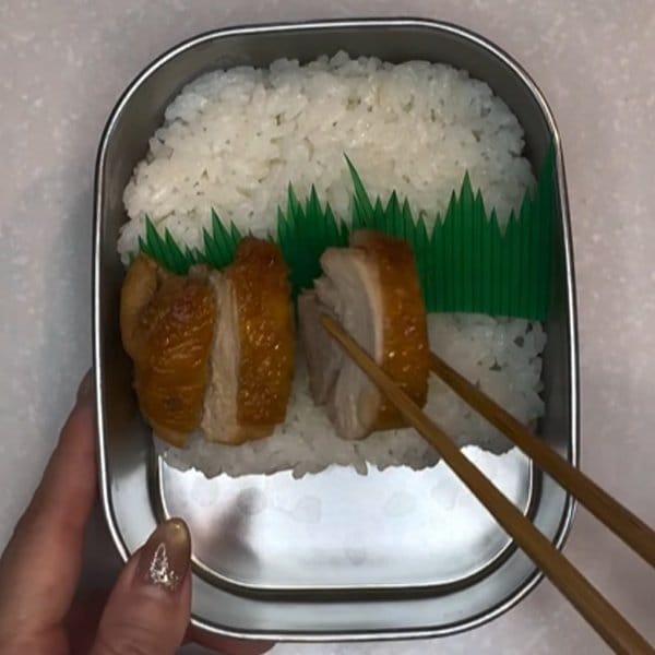 母が「高校生の娘」のために作るチキン弁当　彩り豊かな一品がおいしそう…