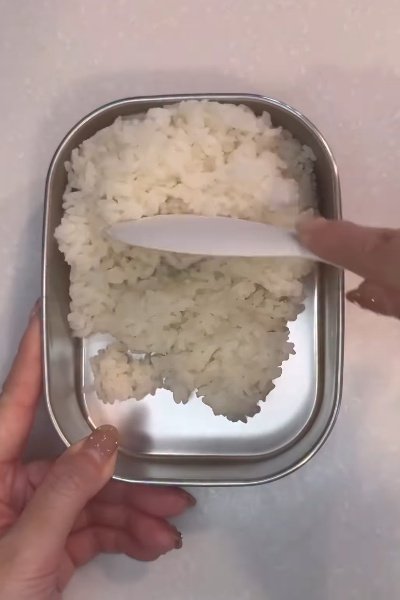 【コロッケ弁当】ご飯の詰め方が斬新！丸みをつけた段差に「コロッケ」がフィットしたお弁当が話題