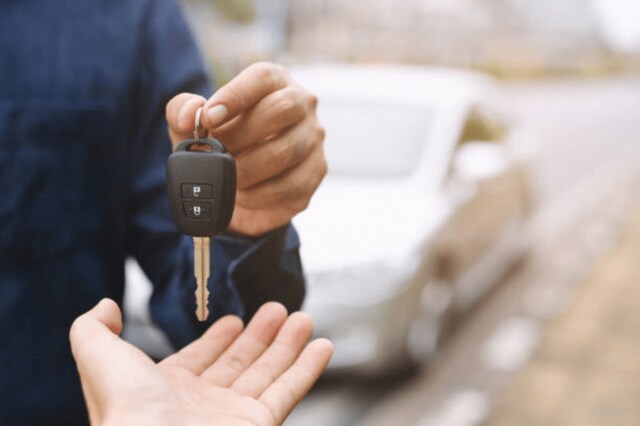 営業車に乗った「新入社員」　エンジンがかけられない…その理由に思わず納得