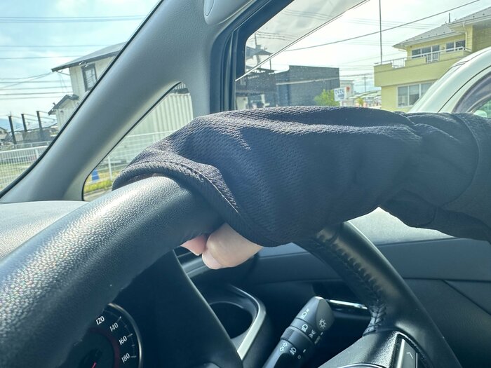 運転時にハンドルを握るときは、手の甲までしっかり隠してくれます