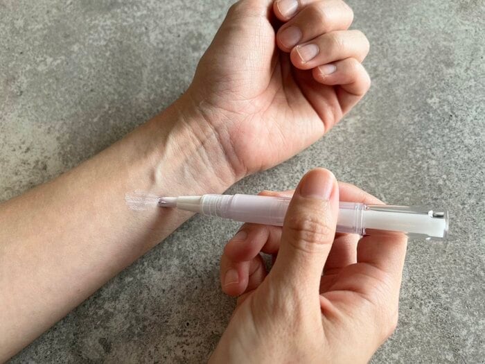 使用後は、筆先をティッシュオフすると清潔に保てます