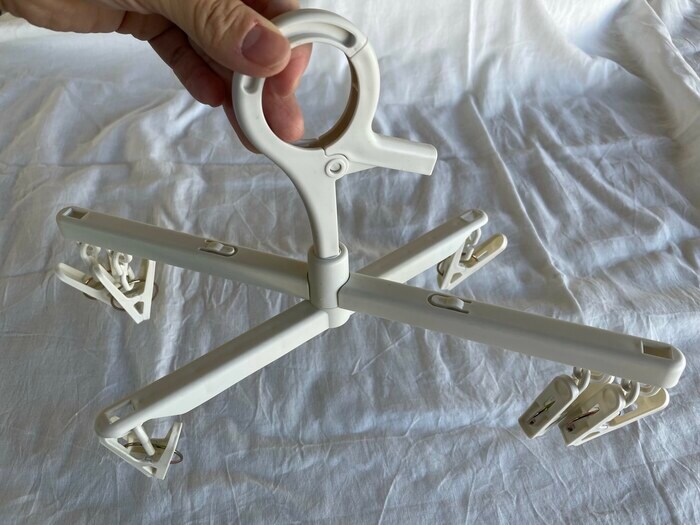 2本あるハンガーの一方を回転させて、十字に開きます