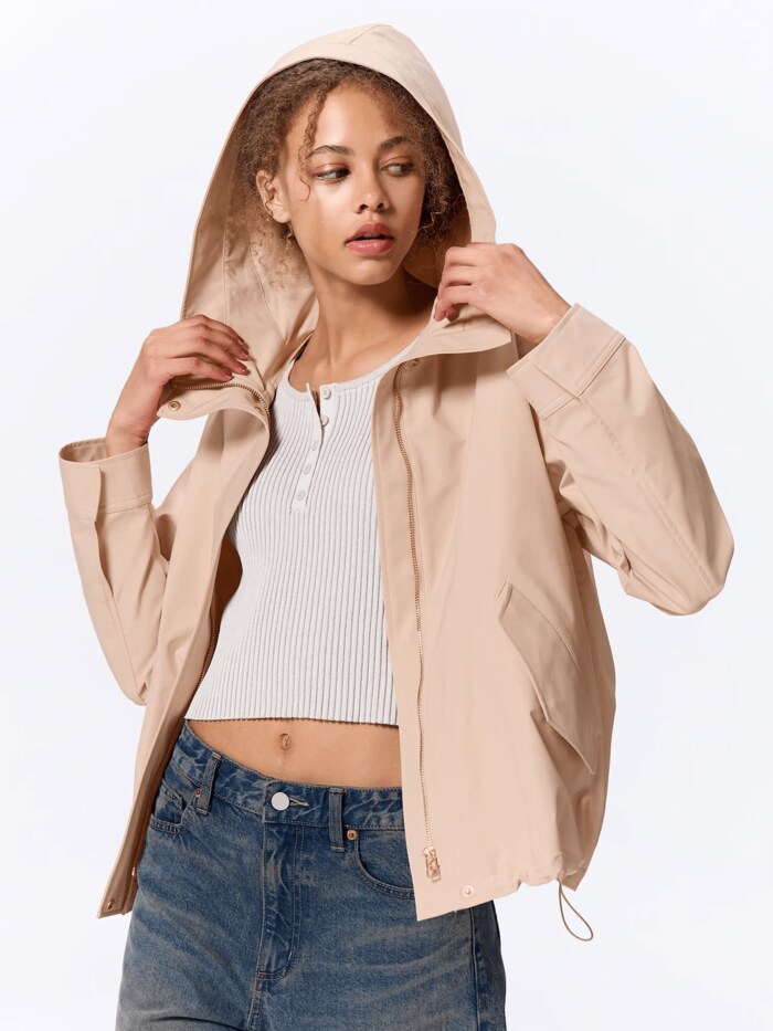 丸みのあるAラインシルエットが魅力的なマウンテンパーカ