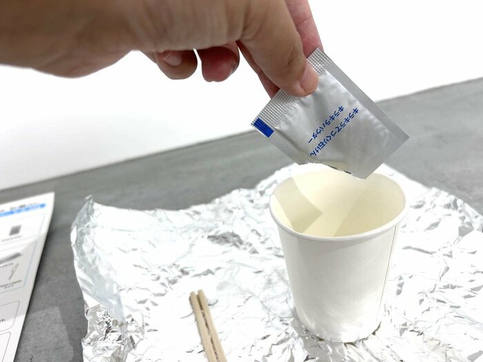 きらきらパウダーをいれているところ