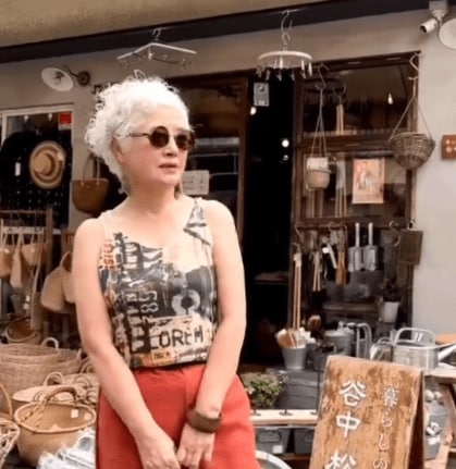【66歳マダムの谷根千おでかけコーデ】柄物タンクトップ×オレンジパンツで美しい〈個性派コーデ〉！おしゃれファッションで散策