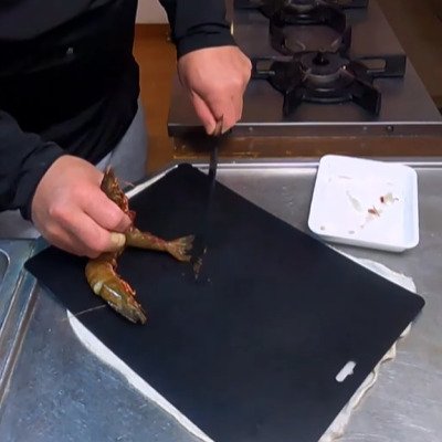 【父ちゃん弁当】大きな海老フライとオムレツが食欲そそる！父が愛情込めて作る「足赤海老のフライ弁当」が話題