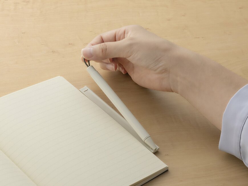 出所：ゼブラ株式会社『メモや思いついたことを、すぐに書きたい時に。　まるでノートの一部のように持ち運びできる新しいボールペン　『ピタン』 8月28日（月）発売』