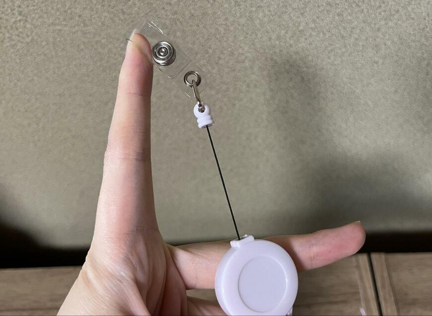 筆者撮影（セリア、PVCリール付ストラップポーチ 6×6cm）