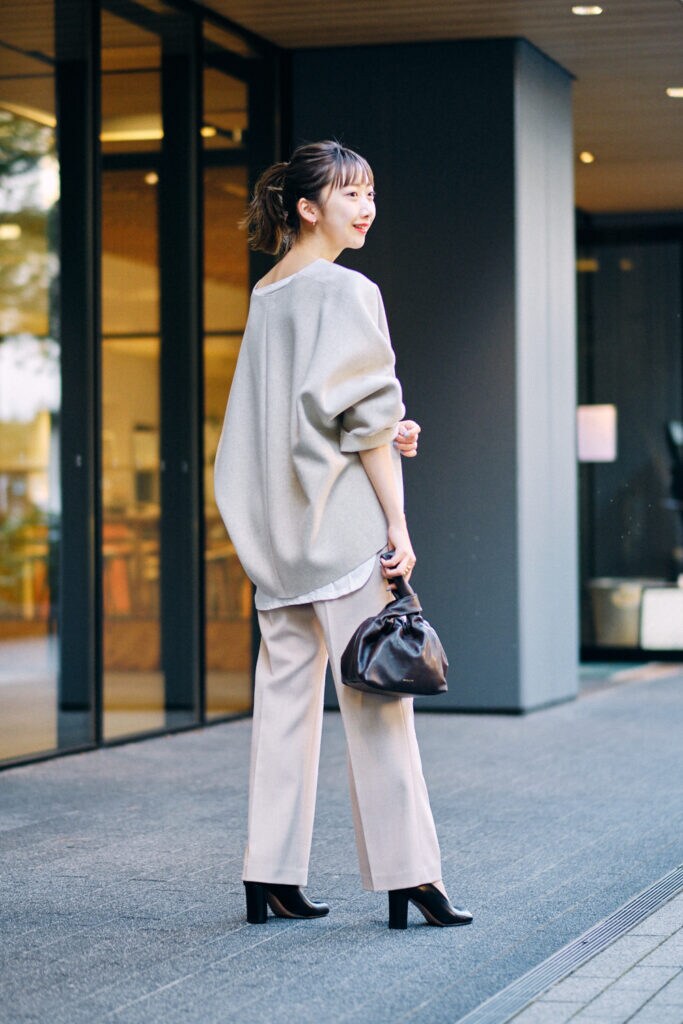 （ブラウス ¥30,800 / カットソー ¥10,450 / パンツ ¥22,000 すべてPlage / パンプス ¥57,200 PELLICO / バッグ ¥41,800 DEMELLIER）