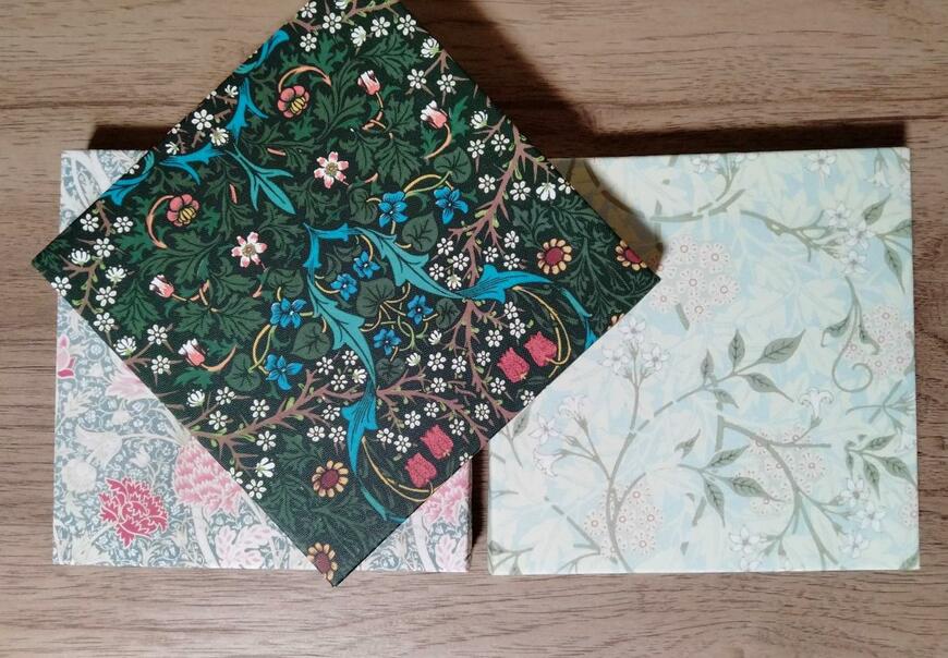 筆者撮影（セリア、インテリアアートパネル ウィリアム・モリス）