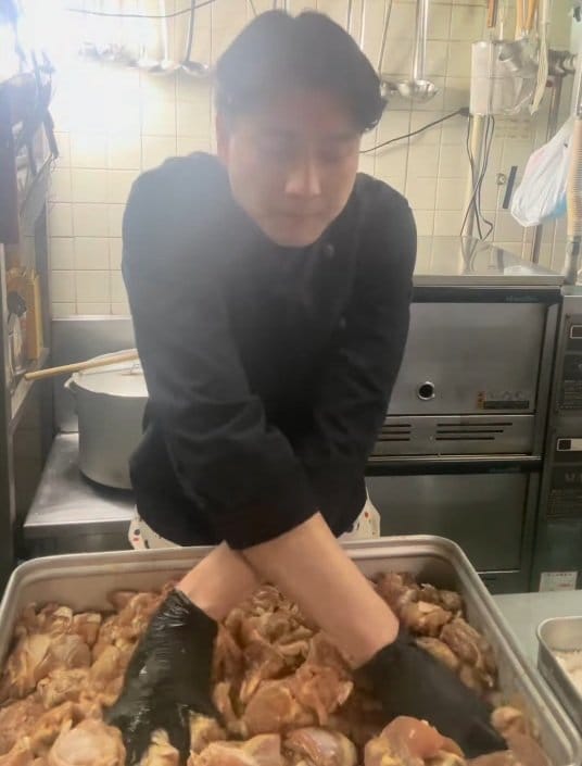 【学生寮飯】イケメン寮長が作る「祖母直伝のザンギ（唐揚げ）」が絶品！旨さのコツは「腕をクロスして小室哲哉？？？」