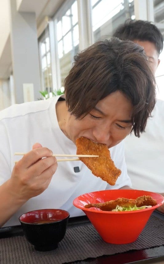 なおすけさんが食べている様子