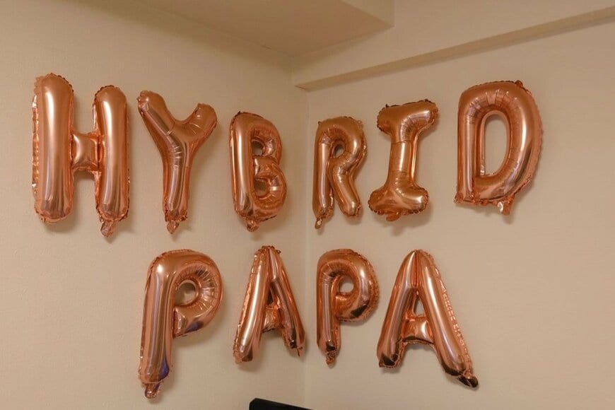 風船で作られたHYBRID PAPAという文字