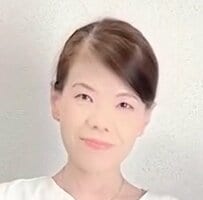 【60代マダム】急に“きちんと感”が必要になった日→還暦女子の勉強になる「セミフォーマルコーデ」に反響。頑張りすぎないバランス感覚に注目！