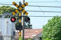 【不思議】地面ギリギリに設置された踏切の警報機　珍しい光景に「面白い」