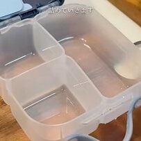 【鯖の混ぜ込みおにぎり弁当】ラップに書いた顔が可愛い！赤いほっぺのアイデアにほっこり