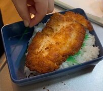 【やる気のない月曜日】朝から揚げた豚カツをどーん！とのせた”男子高校生弁当”が話題