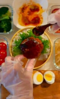 【食パンで作るふわふわハンバーグ弁当】ママが作る愛情たっぷり弁当「詰め方めっちゃ綺麗」と話題