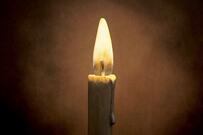 暗闇に揺らめく「ろうそくの炎」　その正体に思わず目を疑ってしまう