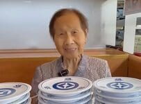 【94歳】長寿おばあちゃんが孫と回転寿司へ！年齢を感じさせない食べっぷりに反響