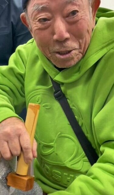 88歳おじいちゃん】介護施設で「抹茶」を挽くリアクションが「かわい