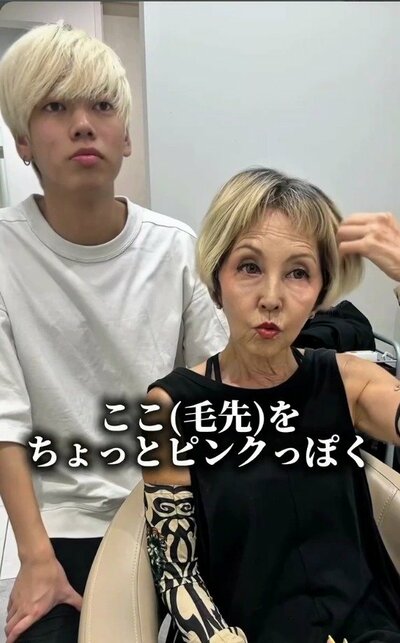 根元が少し伸びた、ブロンドのショートボブの女性の来店時の様子（ビフォー）