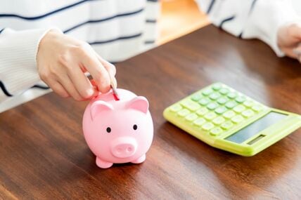【年金生活者支援給付金】夫婦2人なら1回2万2480円？2026年度の給付額と3つの支給要件、FAが教える資産形成の始め方
