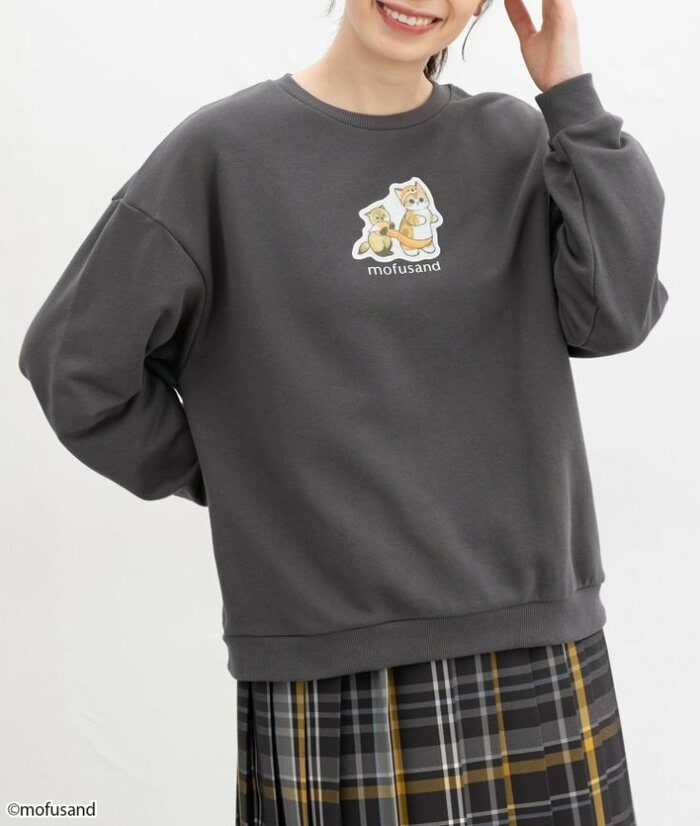 腰回りが隠れる丈感のゆったりシルエット