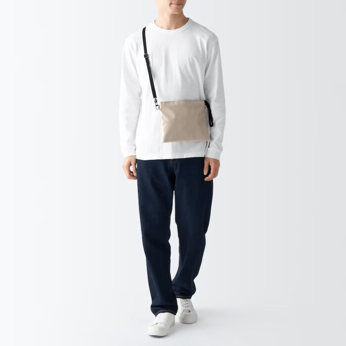 ショルダーを外してポーチとしても使えるサコッシュ