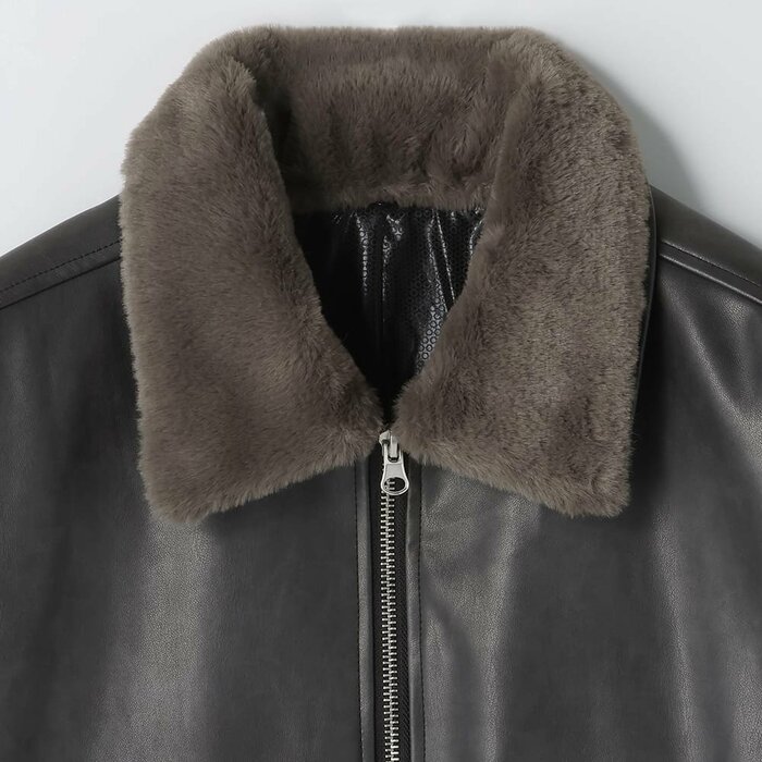 なんといっても目を引くのが、首元にあしらわれたボリューム感たっぷりのファー