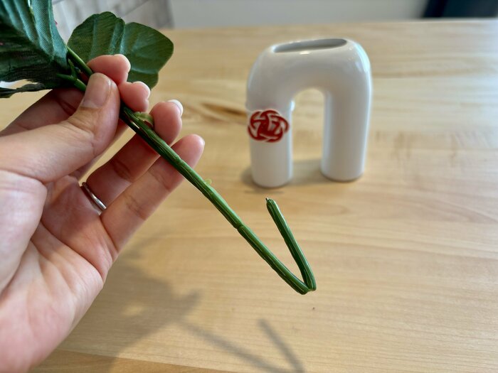 造花の柄の部分を10cmほどハサミでカット