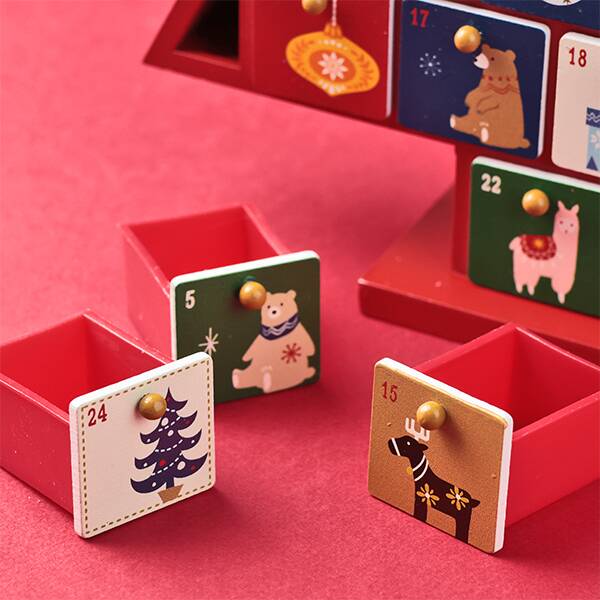 引き出しには、キャンディやチョコレートが入っています