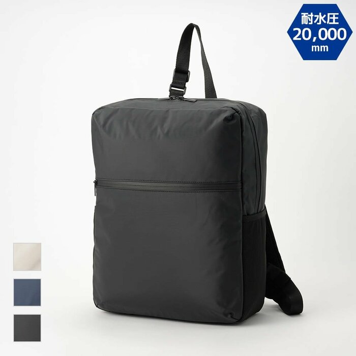 内部にはPCポケットと小分けポケットを備えています