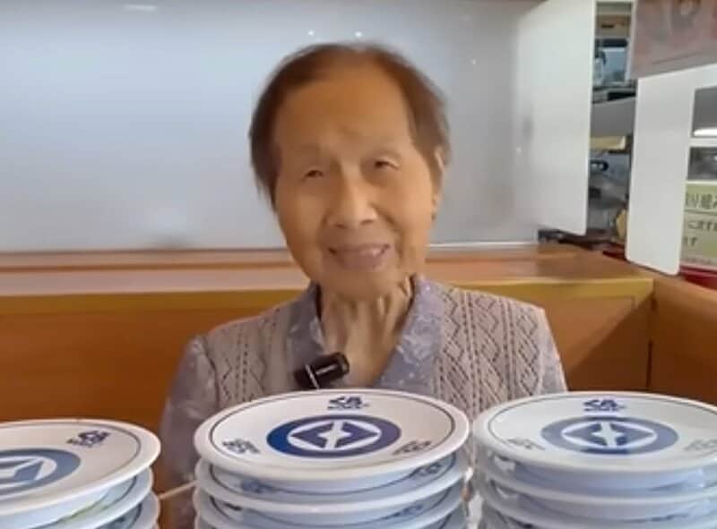 【94歳】長寿おばあちゃんが孫と回転寿司へ！年齢を感じさせない食べっぷりに反響