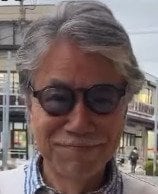 【73歳イケオジ】気温差対策もバッチリ！白トップス×ギンガムチェックの「レイヤードコーデ」が素敵