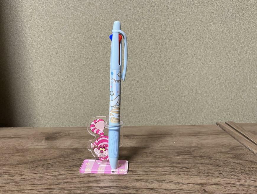 筆者撮影（セリア、アクリルペンスタンド/ふしぎの国のアリス）