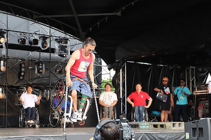 Dergin Tokmak氏の車いす＆松葉づえのパフォーマンス