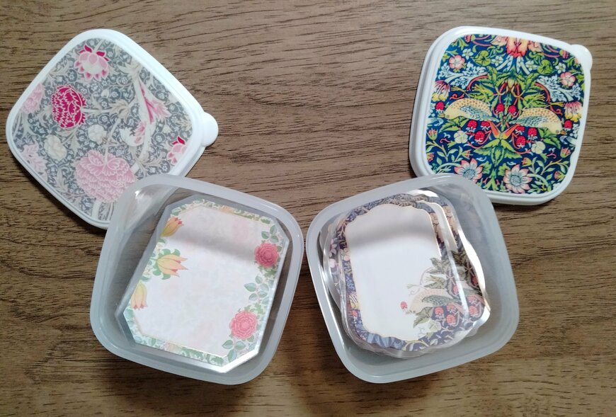 筆者撮影（セリア、シール容器 130ml 2P ウィリアムモリス柄・フレークシール40P ウィリアム・モリスワールド）