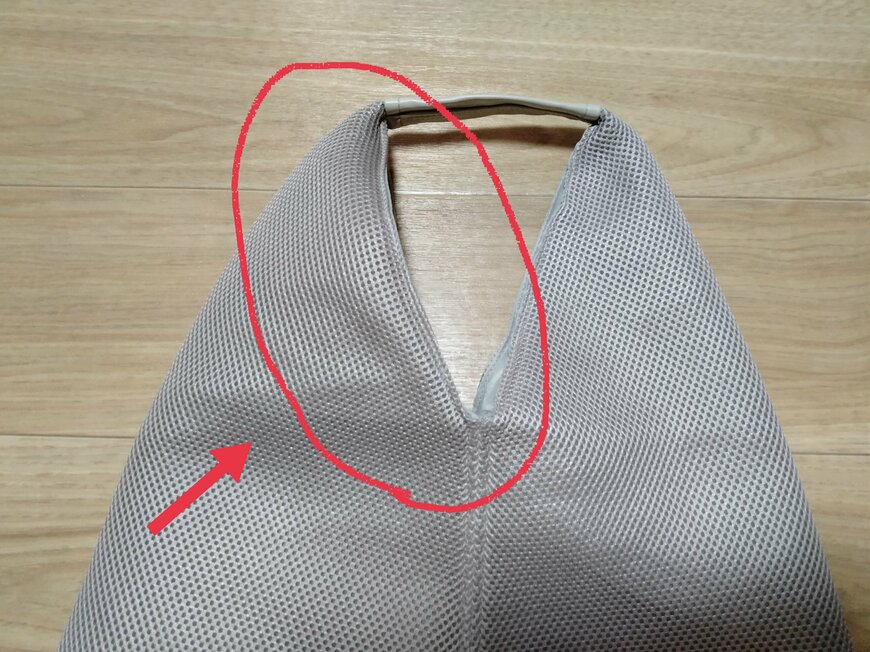 出所：筆者撮影（3COINS　メッシュトライアングルバッグ）