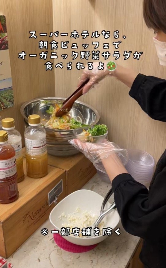出所：@superhotel_official「スーパーホテルがお届けするホテルあるある食事ver. なんとか埋め合わせ」