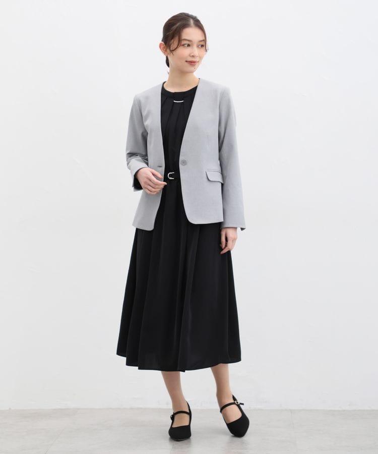 上品なジャケットと合わせると、オフィスコーデや卒業式にも活用できます／出所：ハニーズ公式通販 アクセ付ワンピース