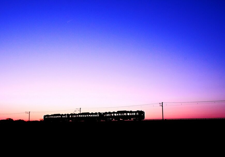 鉄道写真家が新潟県で撮影した「夕暮れ空と電車」　幻想的な1枚に圧倒されてしまう