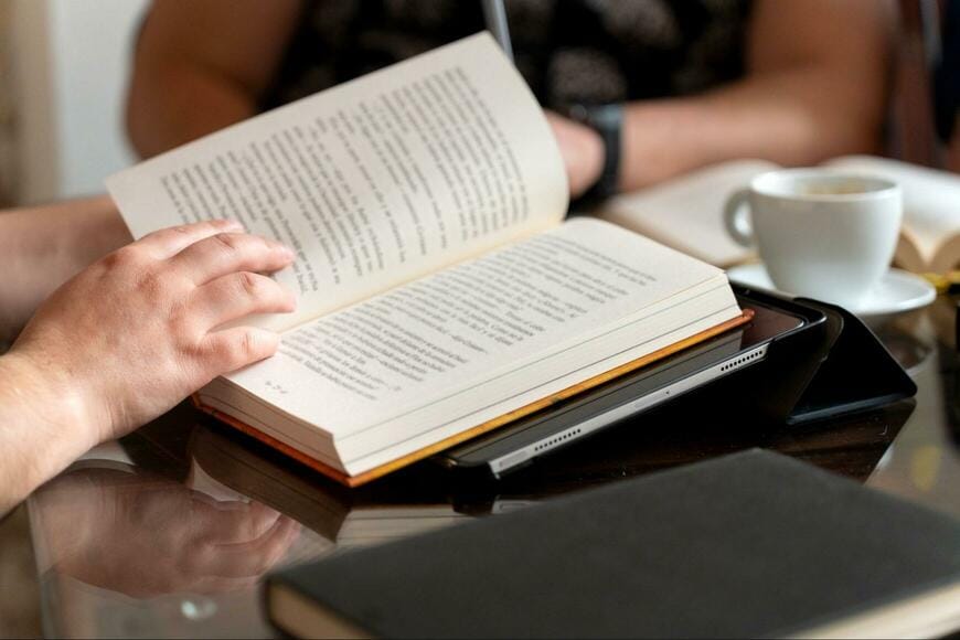 2024年の出版市場は1兆5716億円