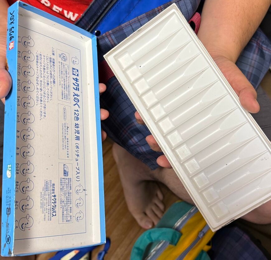 空っぽの絵の具セット