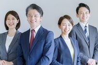 【年代別】課長と部長の割合は何パーセントか。中間管理職の平均年収はいくら？