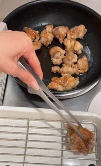 お弁当にぴったり！【甘辛ダレの唐揚げ弁当】照り焼き具合がたまらないと話題