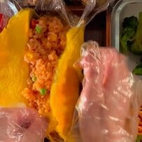 可愛くて見栄えもよし！母が娘に作るオシャレな【オムライス弁当】にコメント続々！ラップで綺麗に包むアイデアにも注目