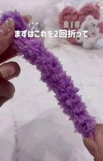 【100均DIY】ふわもこ感が可愛い！ダイソーのもこもこモールで作る「ふわふわネームチャーム」