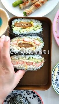 【冷食を活用】夫に作る「おにぎらず弁当」が話題！ボリューム満点＆彩り豊かな見た目に注目