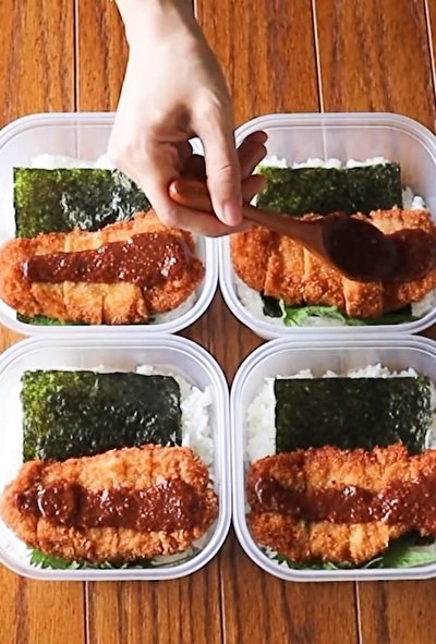 とんかつを揚げてみそだれをかけます